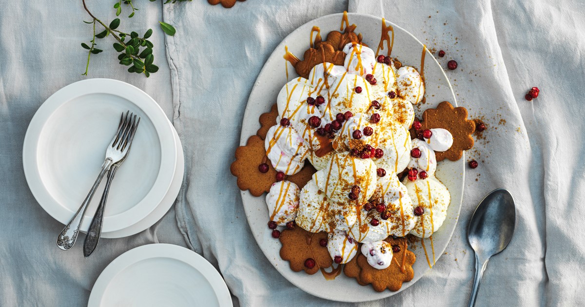 Pepparkakssviss med lingongrädde, glass och kolasås